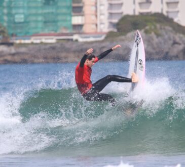 El surf absoluto en acción en la playa de Ris. Foto: Arkaitz / Incera