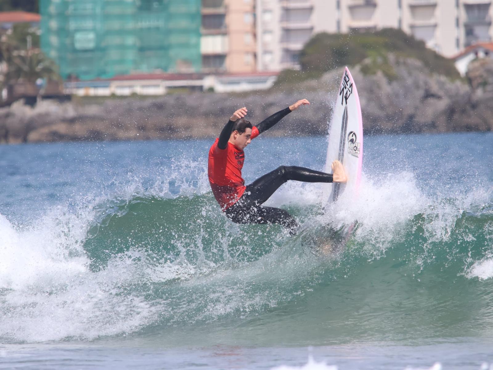 El surf absoluto en acción en la playa de Ris. Foto: Arkaitz / Incera