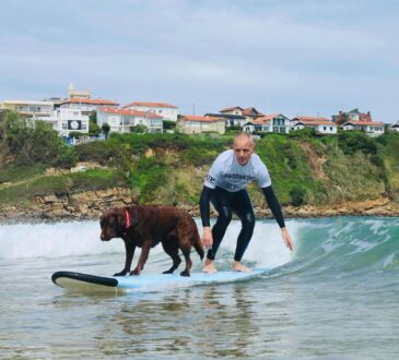 ¿Surf con perros?...¡Todo es posible! Foto: Gorka Ezkurdia